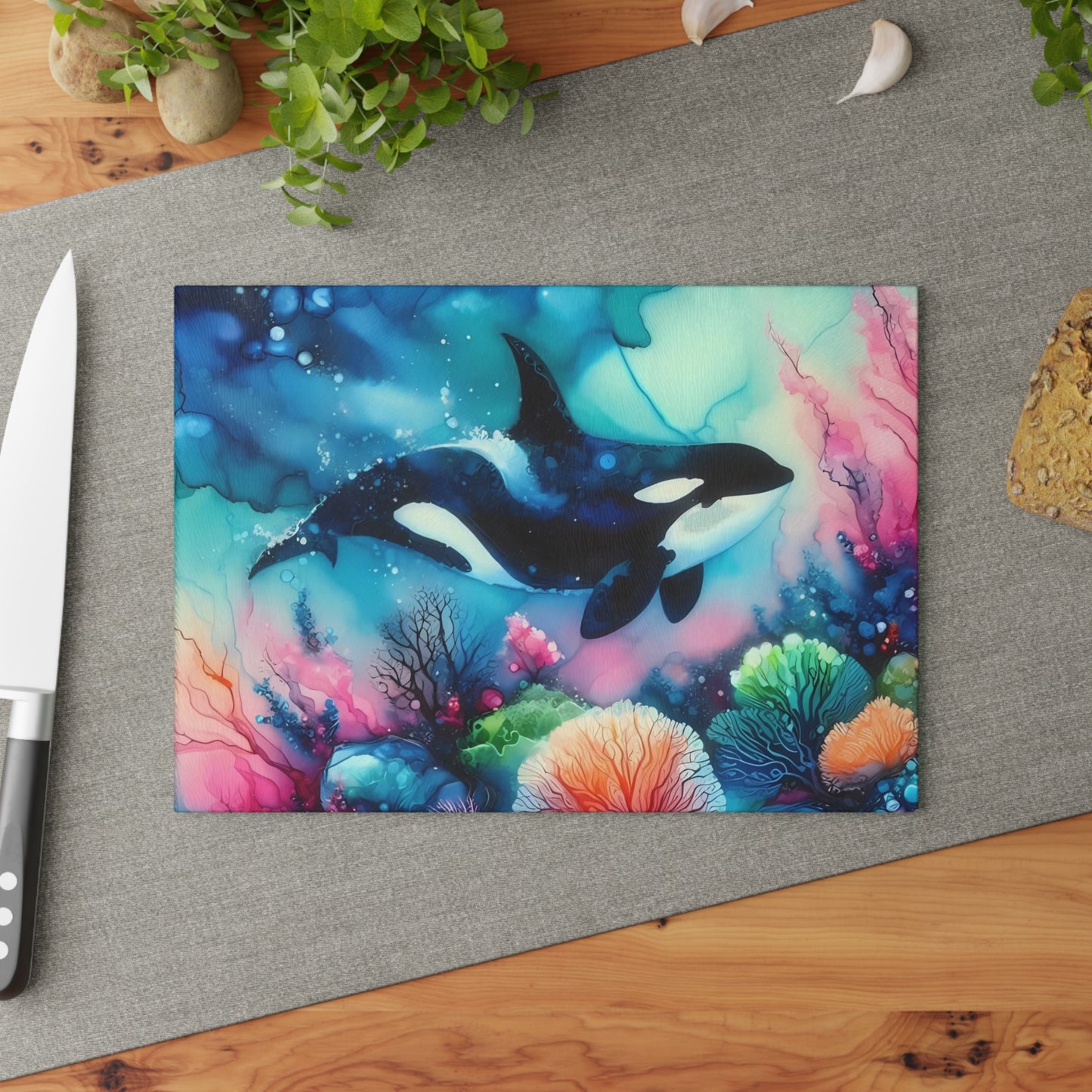 Tabla de cortar de vidrio con orca en acuarela: arte submarino vibrante para hogares amantes del océano