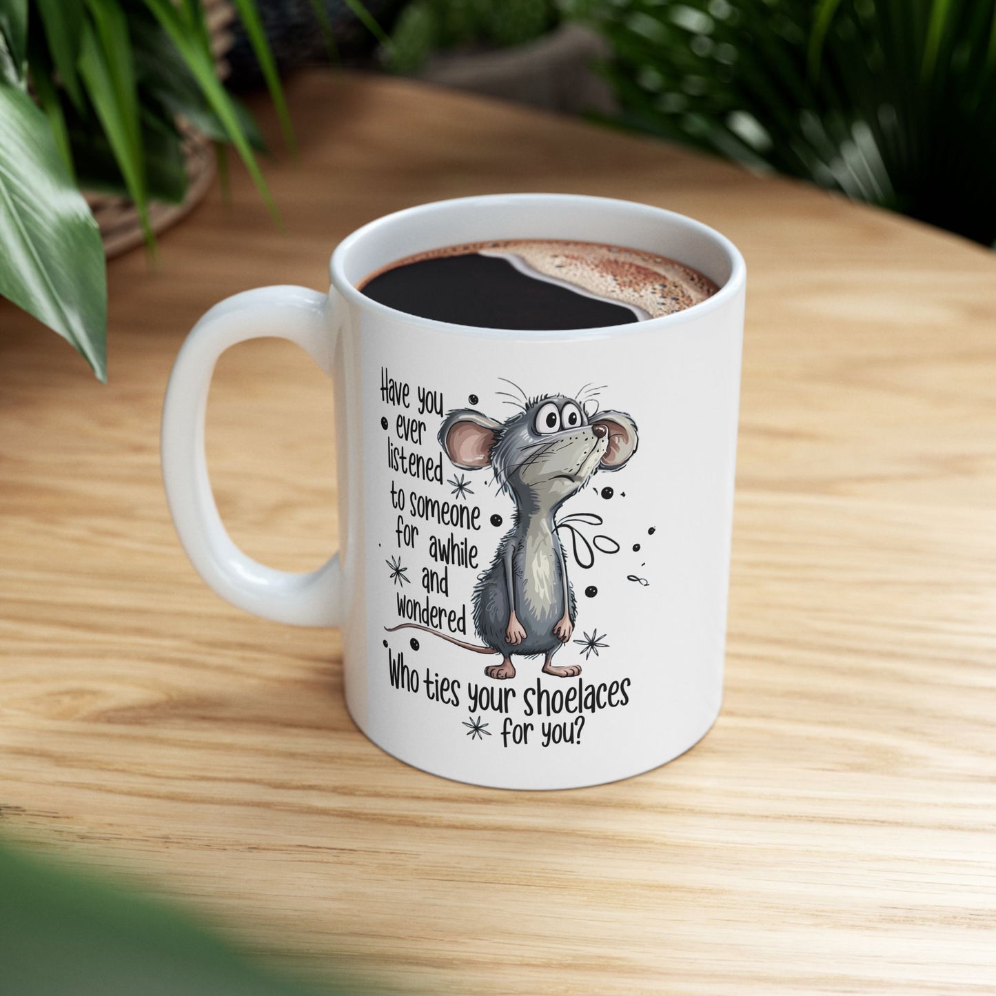 ¿Quién te ata los cordones? – Taza de café con un ratón divertido para amantes de los animales 🧵