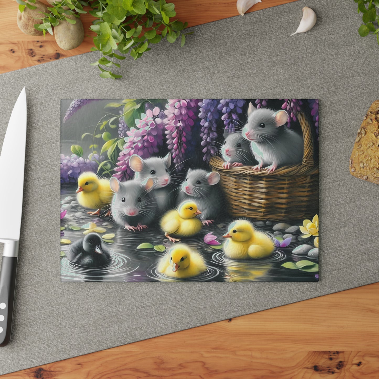 Tabla de cortar con patitos y ratones en un jardín primaveral: decoración de cocina de vidrio con un toque caprichoso
