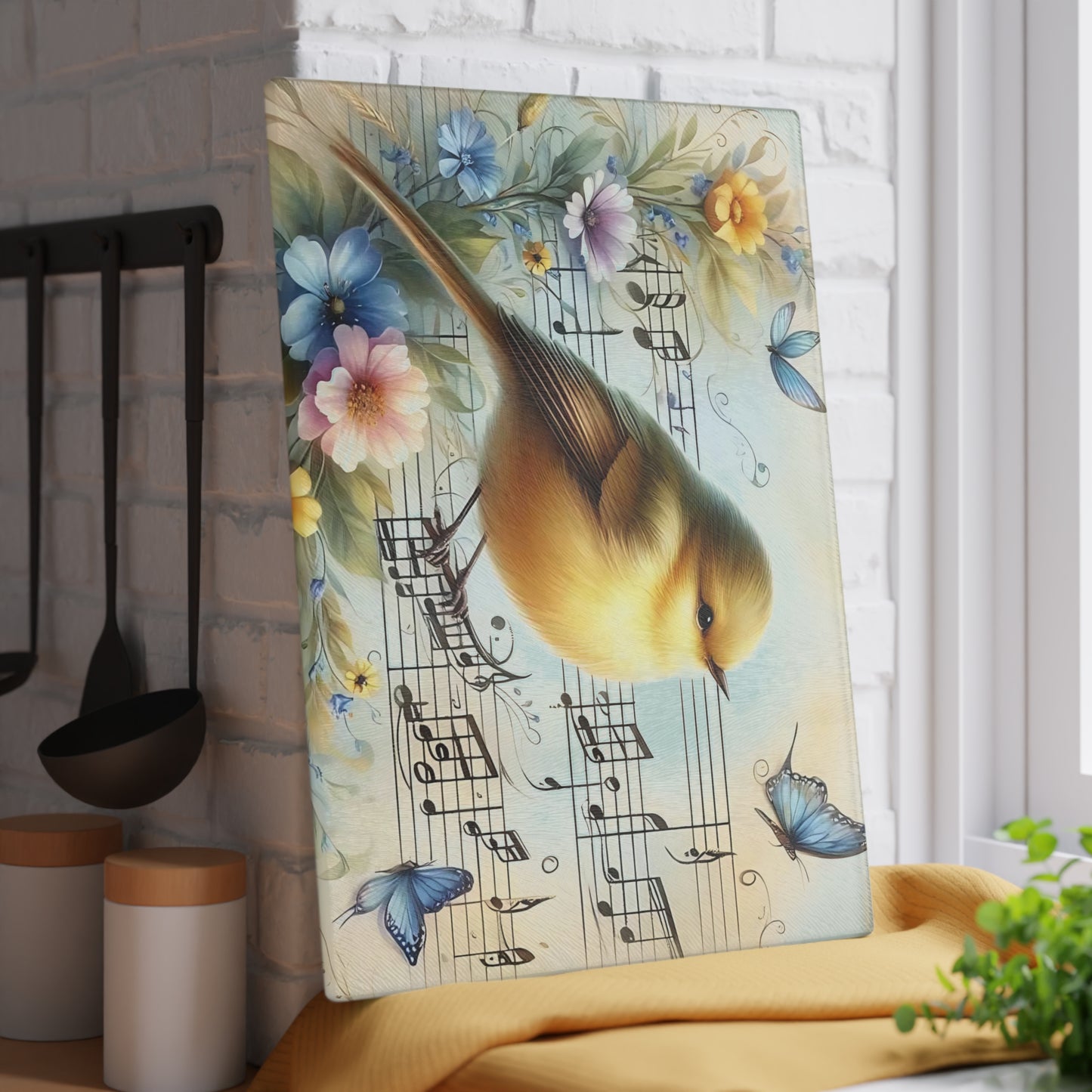 Tabla de cortar de vidrio templado con forma de pájaro rodeada de mariposas, flores y notas musicales.