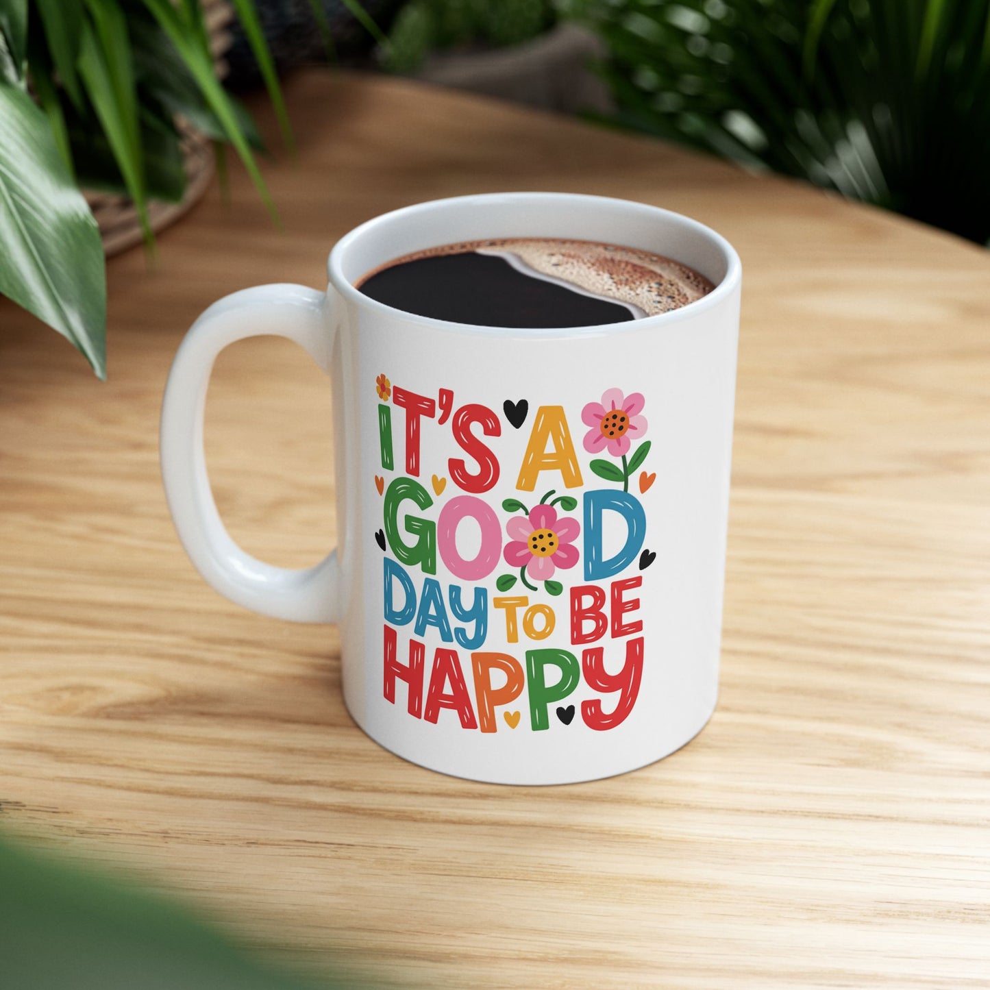 Taza colorida con la frase "Es un buen día para ser feliz"