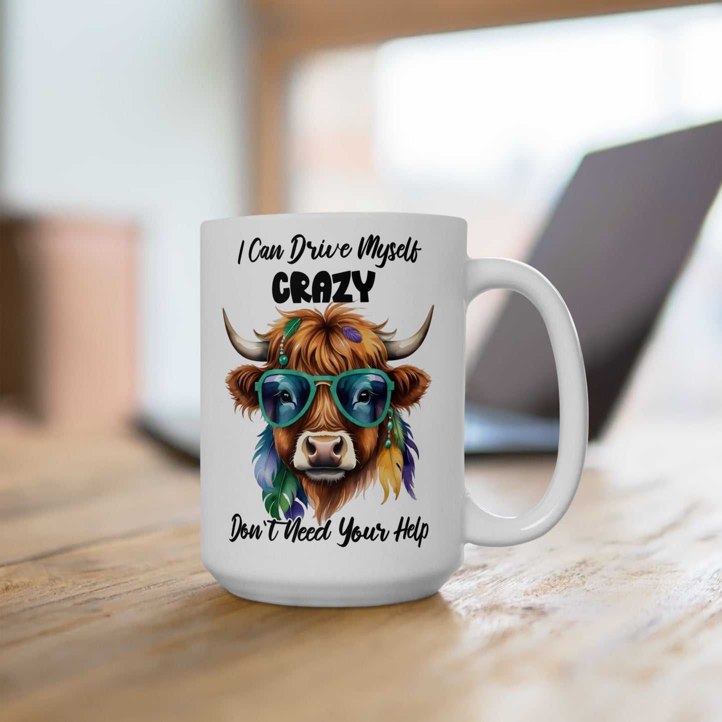🐄 No necesito tu ayuda – Taza de café con una vaca de las Highlands atrevida 🕶️