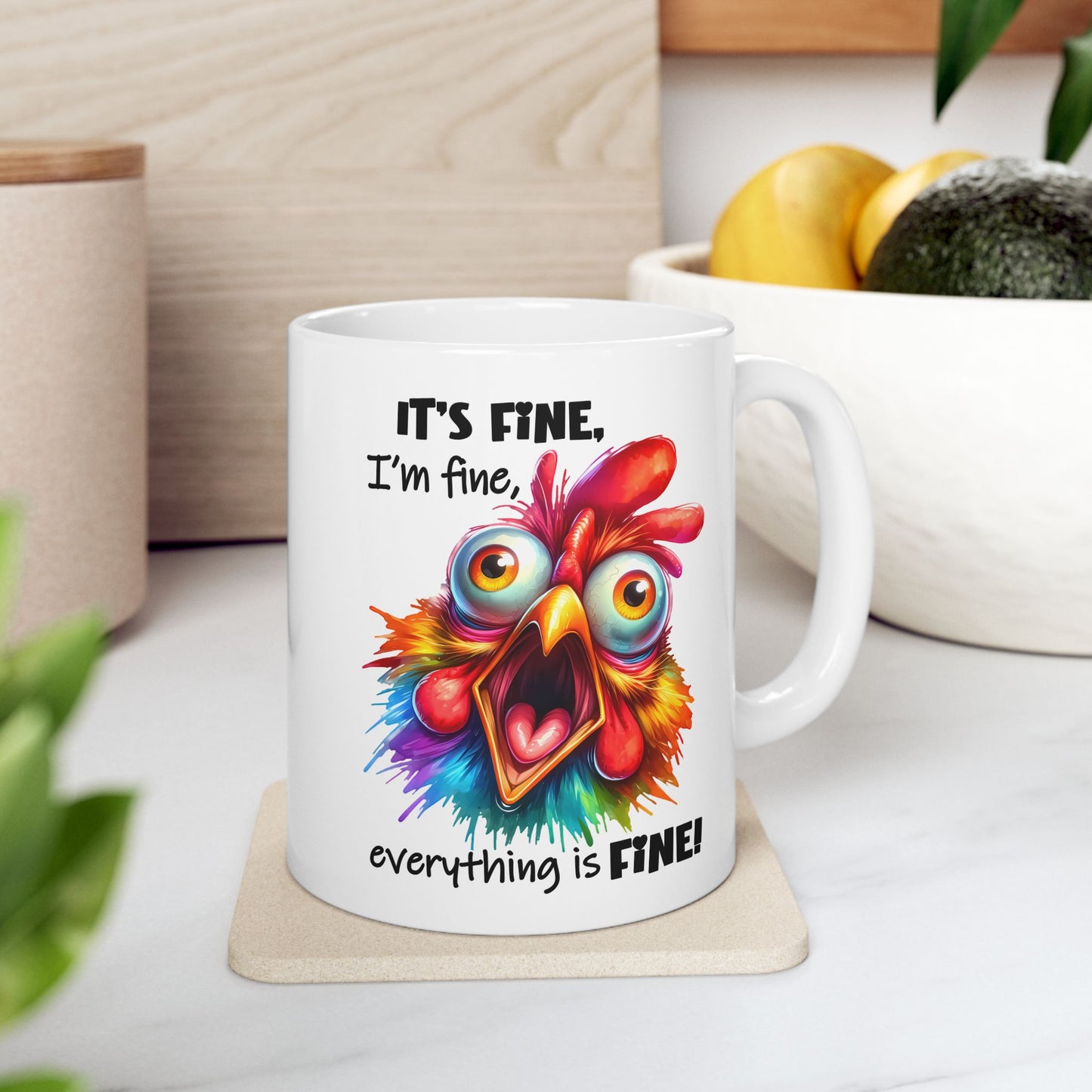 🐔 ¡Está bien! ¡Estoy bien! ¡Todo está bien! – Taza divertida de pollo colorido para días de calor y desastre.
