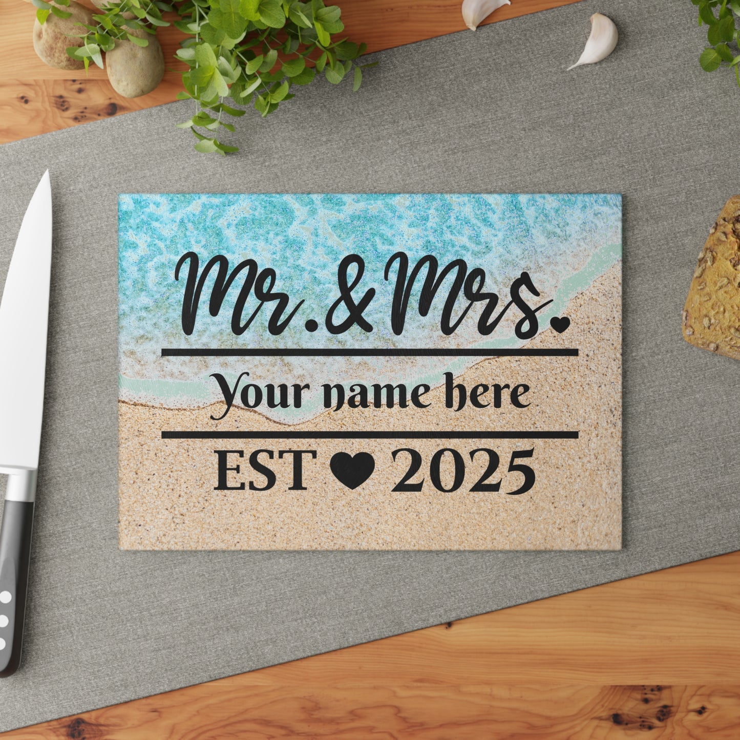 Tabla de cortar Mr. & Mrs. Ocean Shoreline: regalo de boda personalizado con apellido y año