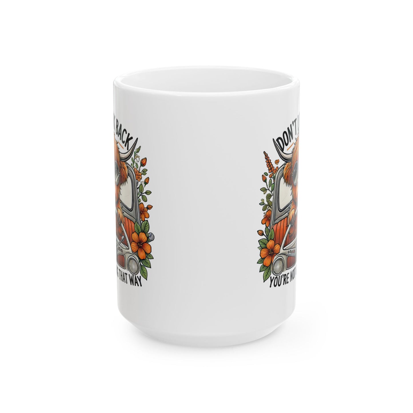 Taza de vaca de las Tierras Altas con el texto "No mires atrás, no vas por ahí" 🚗