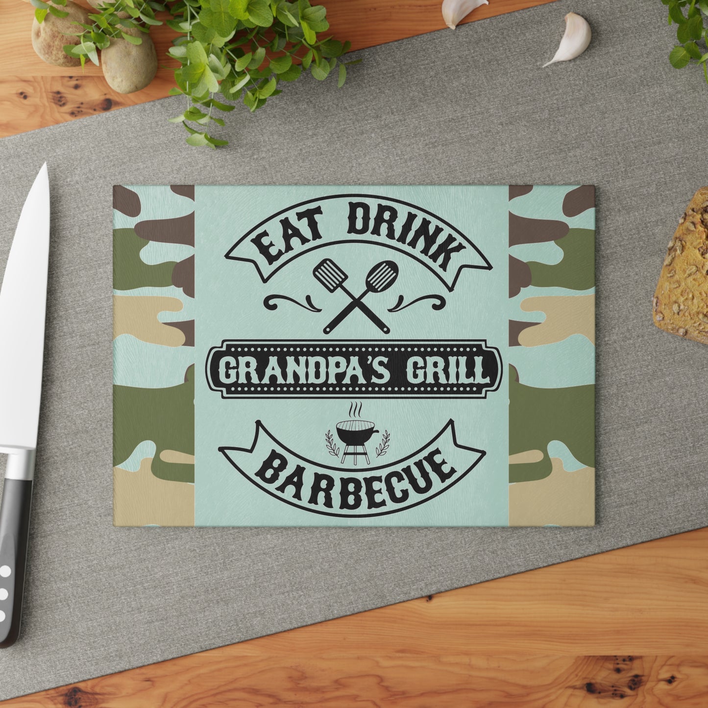 🔥 COMER BEBER BARBACOA A LA PARRILLA DEL ABUELO – Tabla de cortar de vidrio con diseño de camuflaje para los reyes del patio trasero 🧢🍔