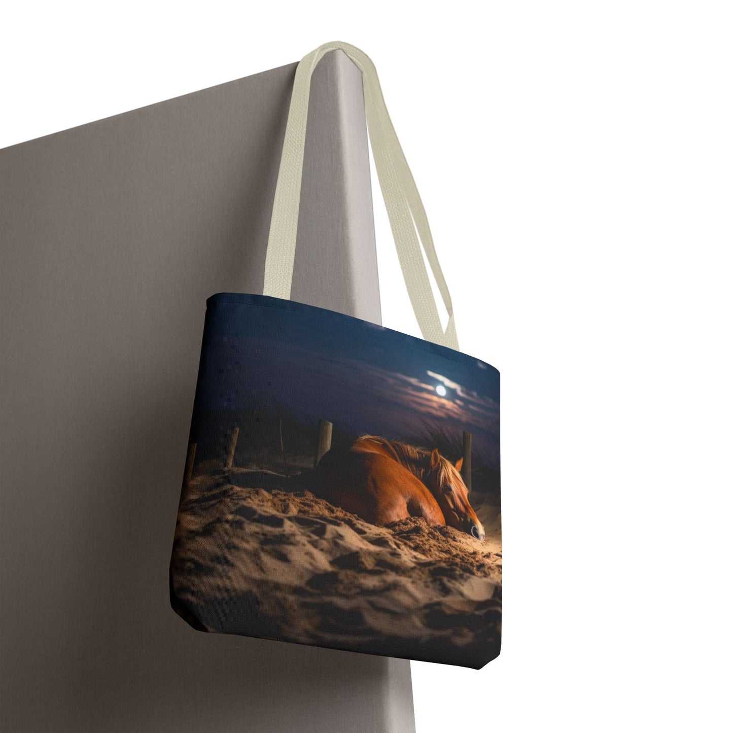 Bolsa de tela "Caballo durmiendo en la playa bajo la luz de la luna": una escapada serena a cada paso