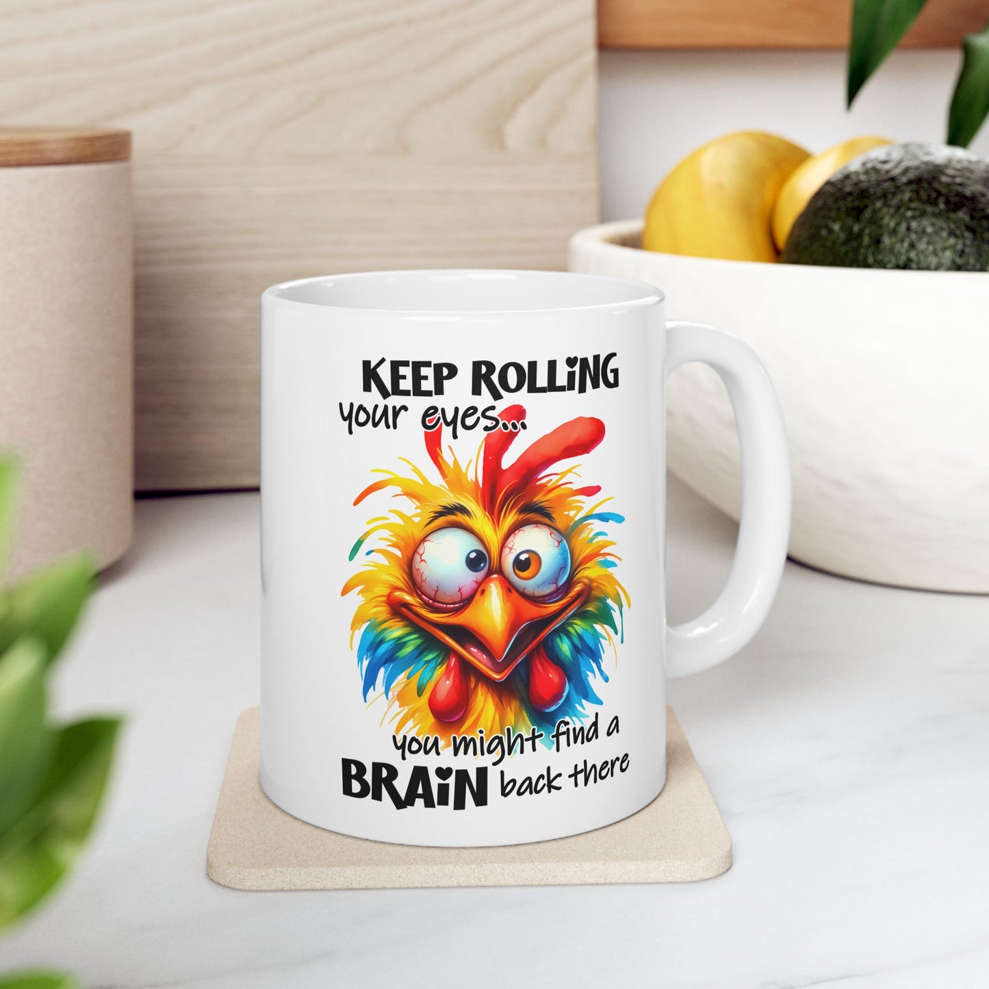 Sigue poniendo los ojos en blanco… Quizás encuentres una taza divertida de pollo enojado ahí atrás.