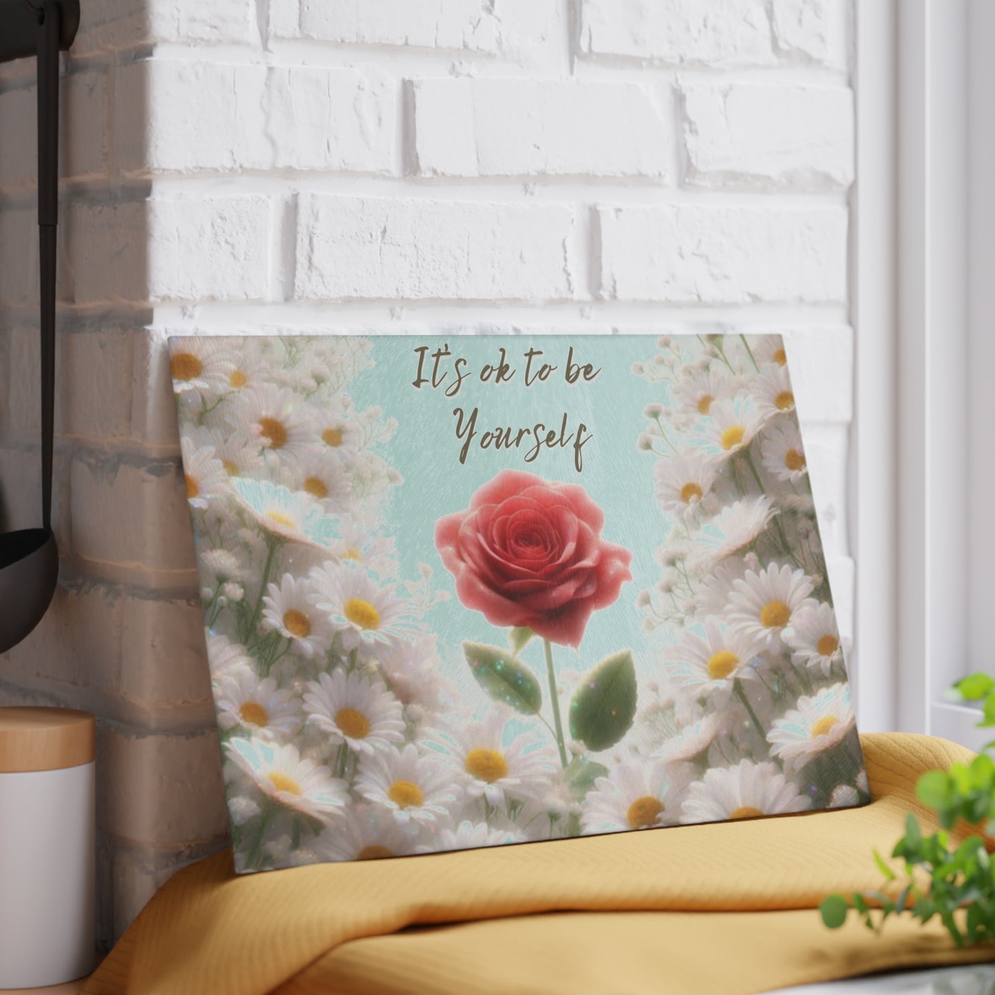 Tabla de cortar de vidrio "Está bien ser tú mismo" - Rosa única en un campo de margaritas, Regalo único, Tabla de cortar de vidrio, Tabla de charcutería, Tabla de cortar personalizada, Flores