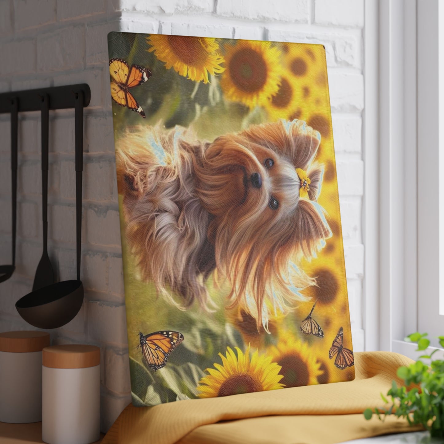 Yorkshire Terrier entre los girasoles – Tabla de cortar de vidrio templado