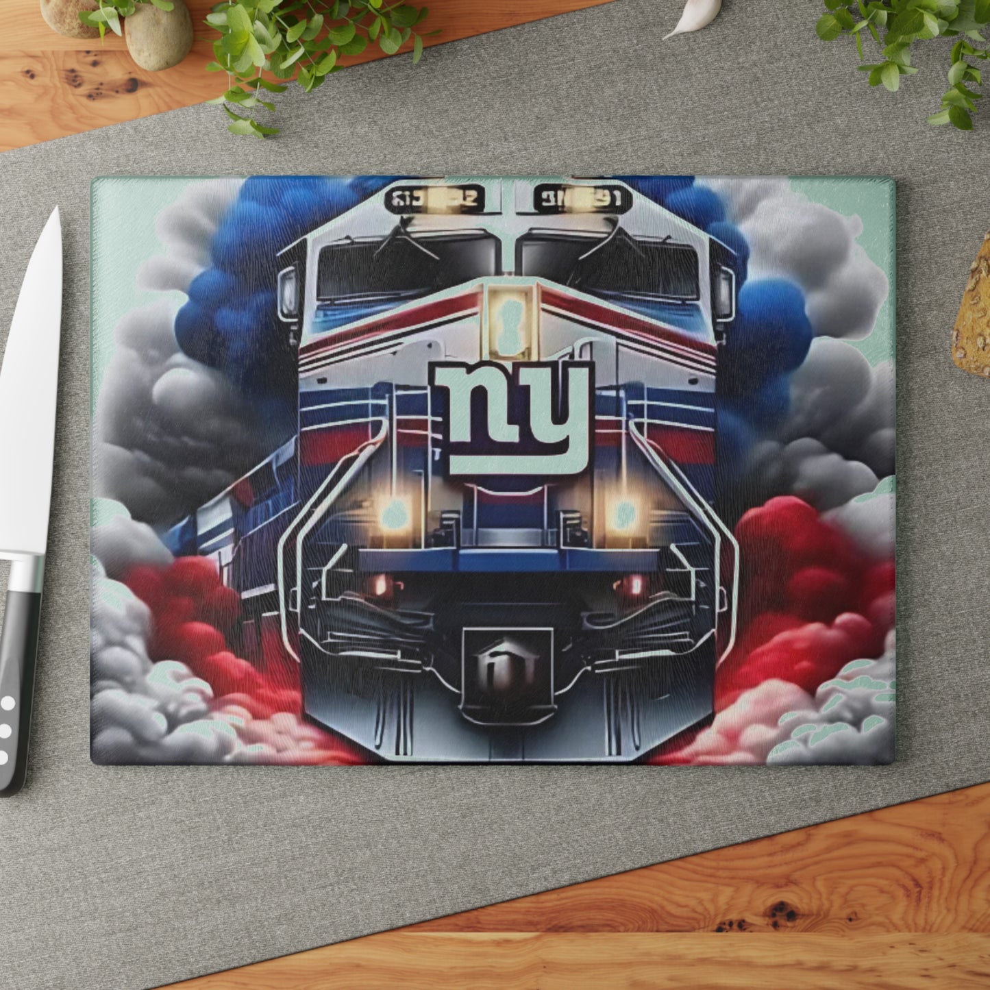 Tabla de cortar de vidrio Express en azul real y rojo: un diseño de tren impactante para cocinas audaces