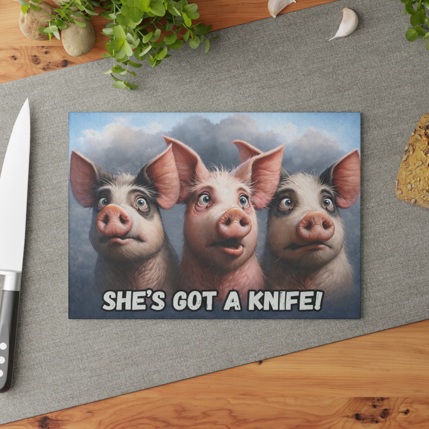 She’s Got a Knife Glass Cutting Board – Funny Pig Kitchen Art with Wide-Eyed Farmhouse Humor