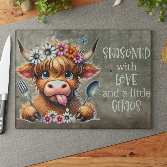 Tabla de cortar de vidrio templado Highland Cow "Sazonada con amor y un poco de caos"