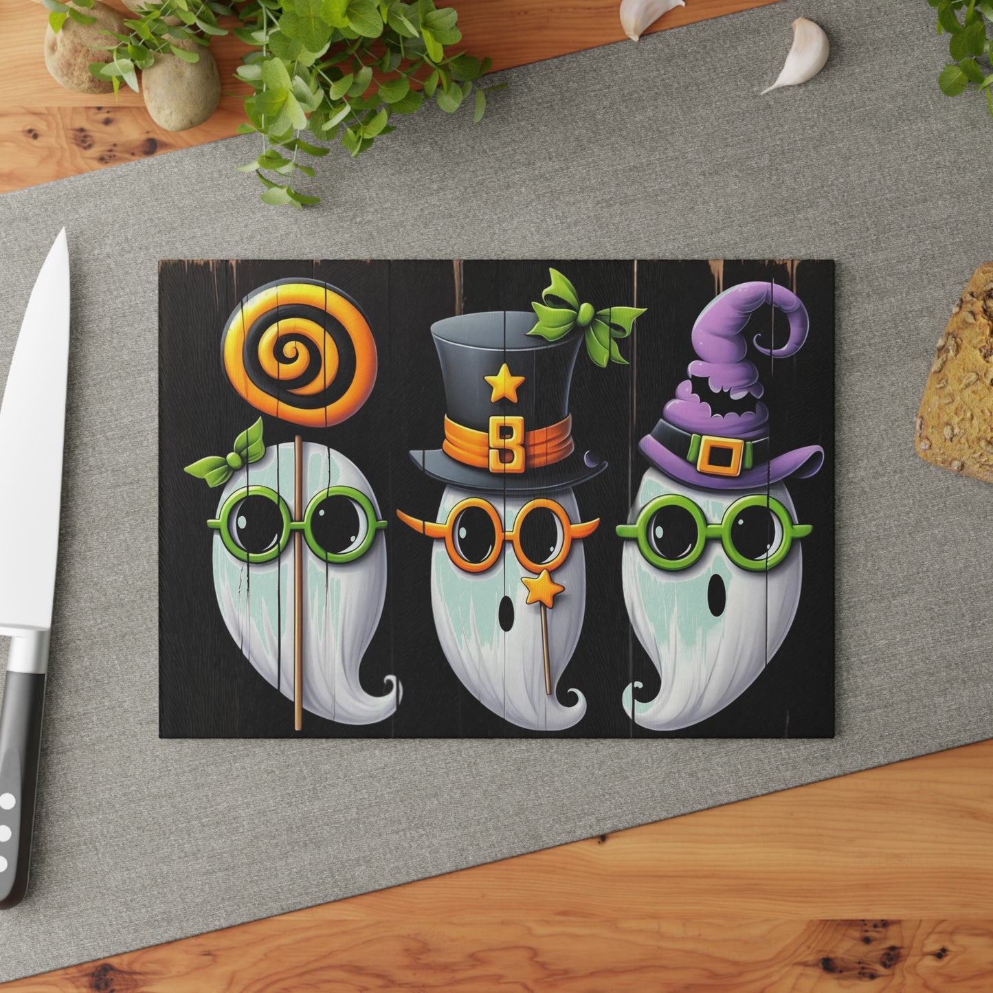 👻🎩 Trendy Ghost Trio Cutting Board – Chic Halloween Kitchen Décor with Playful Spooky Vibes 🕸️🍬