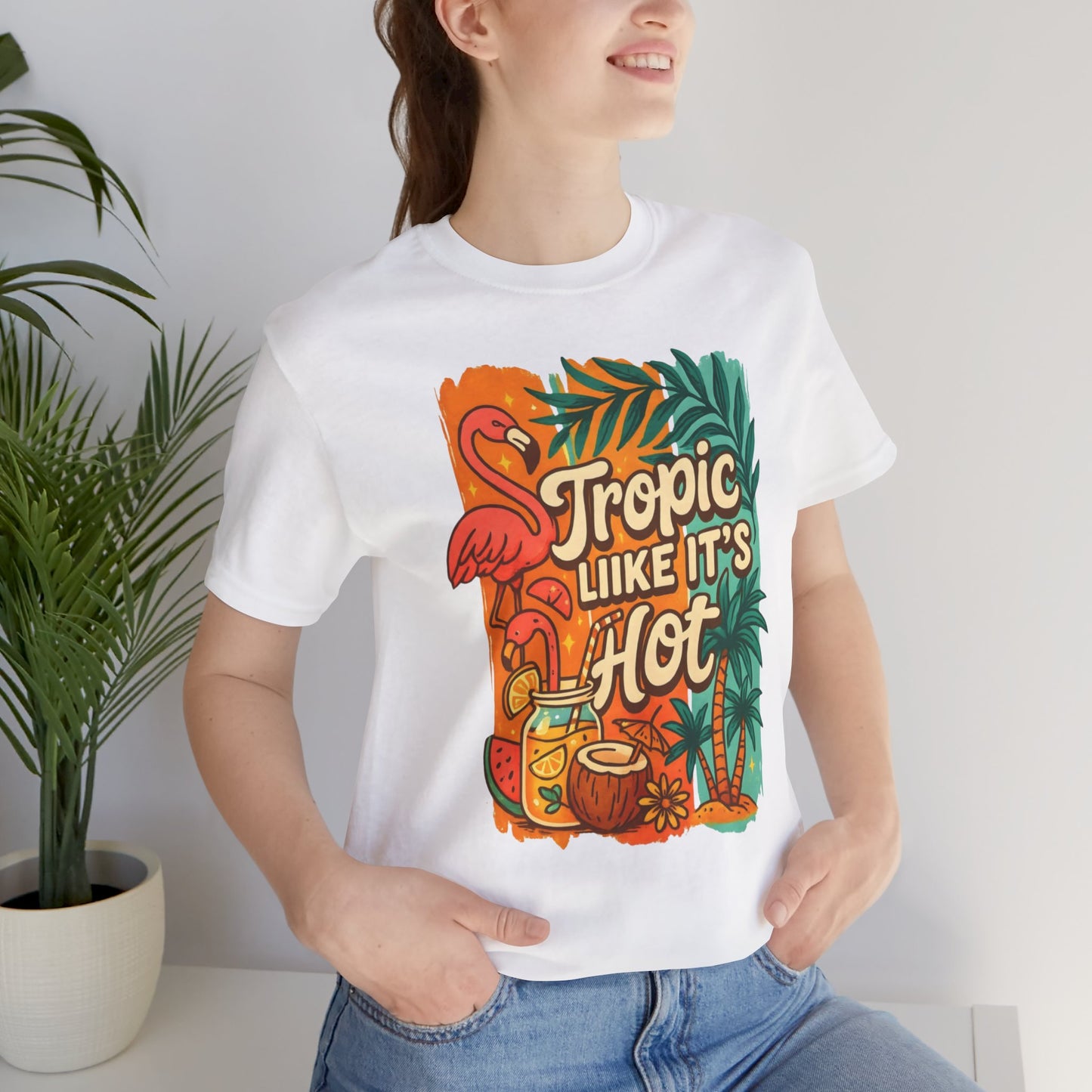 Camiseta "Tropic Like It's Hot" con flamenco, palmera y bebidas tropicales | Solo en blanco