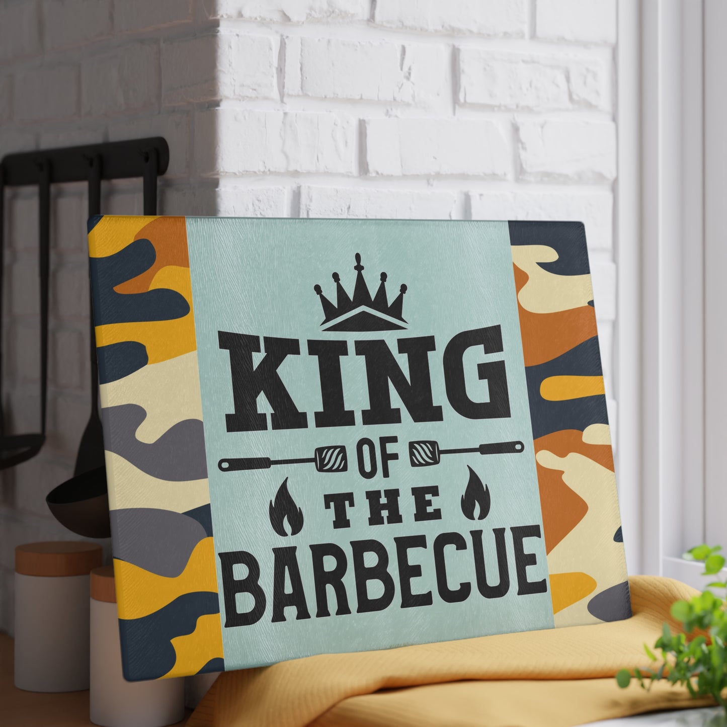 Tabla de cortar de vidrio KING OF THE BARBEQUE – Camuflaje con corona y espátulas 🍖
