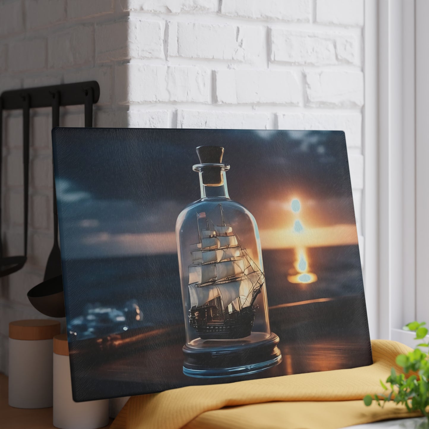 Tabla de cortar de vidrio templado con un barco antiguo en una botella: diseño de atardecer náutico