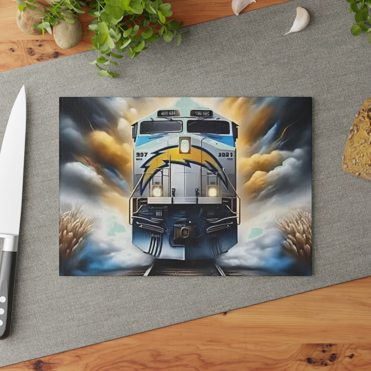 Tabla de cortar de vidrio Express en azul pálido y amarillo: arte de tren eléctrico para cocinas luminosas y llenas de energía