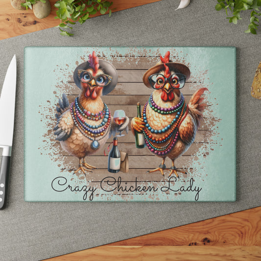 🐔💅 CRAZY CHICKEN LADY – Tabla de cortar de vidrio con temática de vino y pollo glamoroso 🍷👒