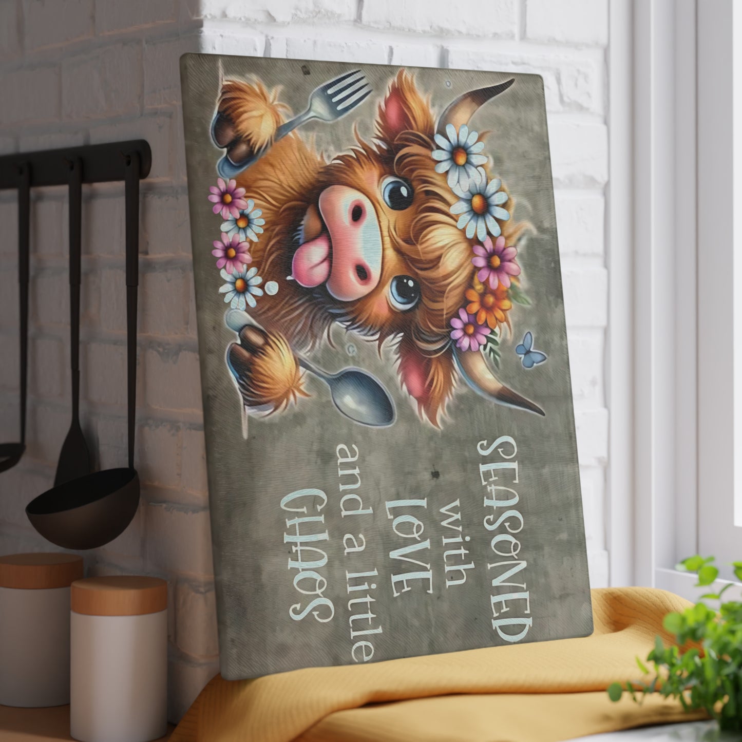 Tabla de cortar de vidrio templado Highland Cow "Sazonada con amor y un poco de caos"
