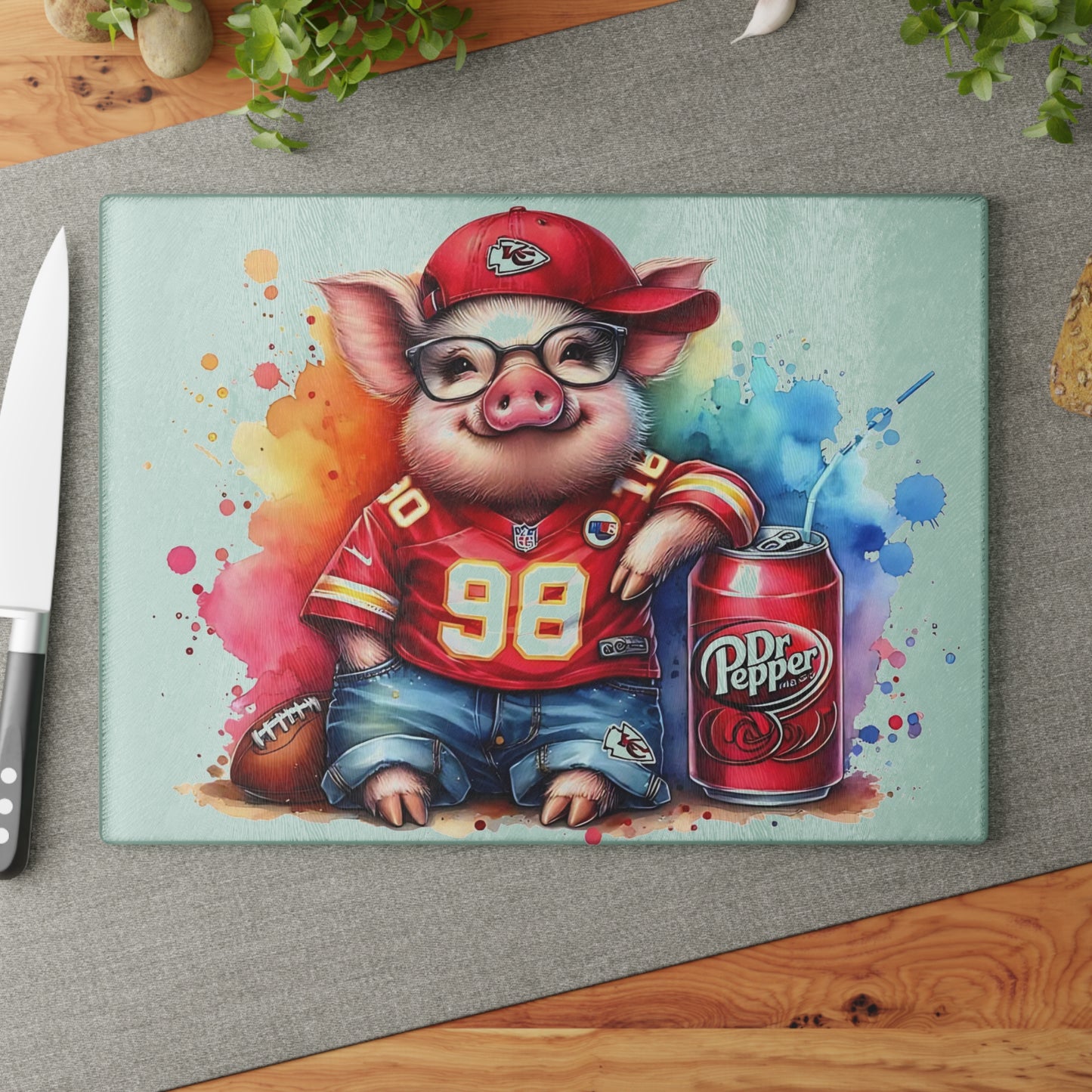 Tabla de cortar de vidrio con diseño de cerdo Jersey rojo y salpicaduras de arcoíris: un estilo de charcutería divertido y colorido para cocinas vibrantes