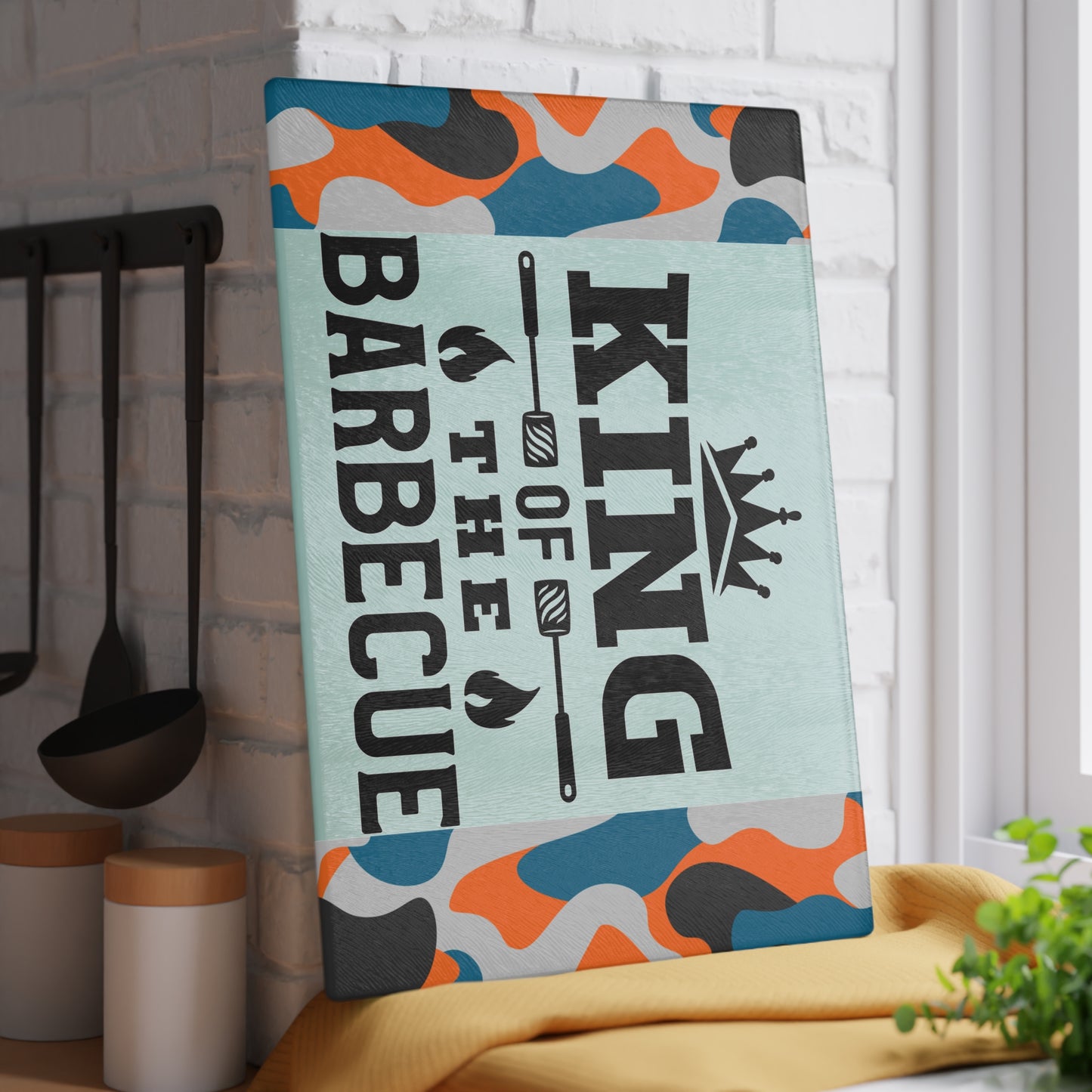 Tabla de cortar de vidrio KING OF THE BARBEQUE – Camuflaje con corona y espátulas 🍖