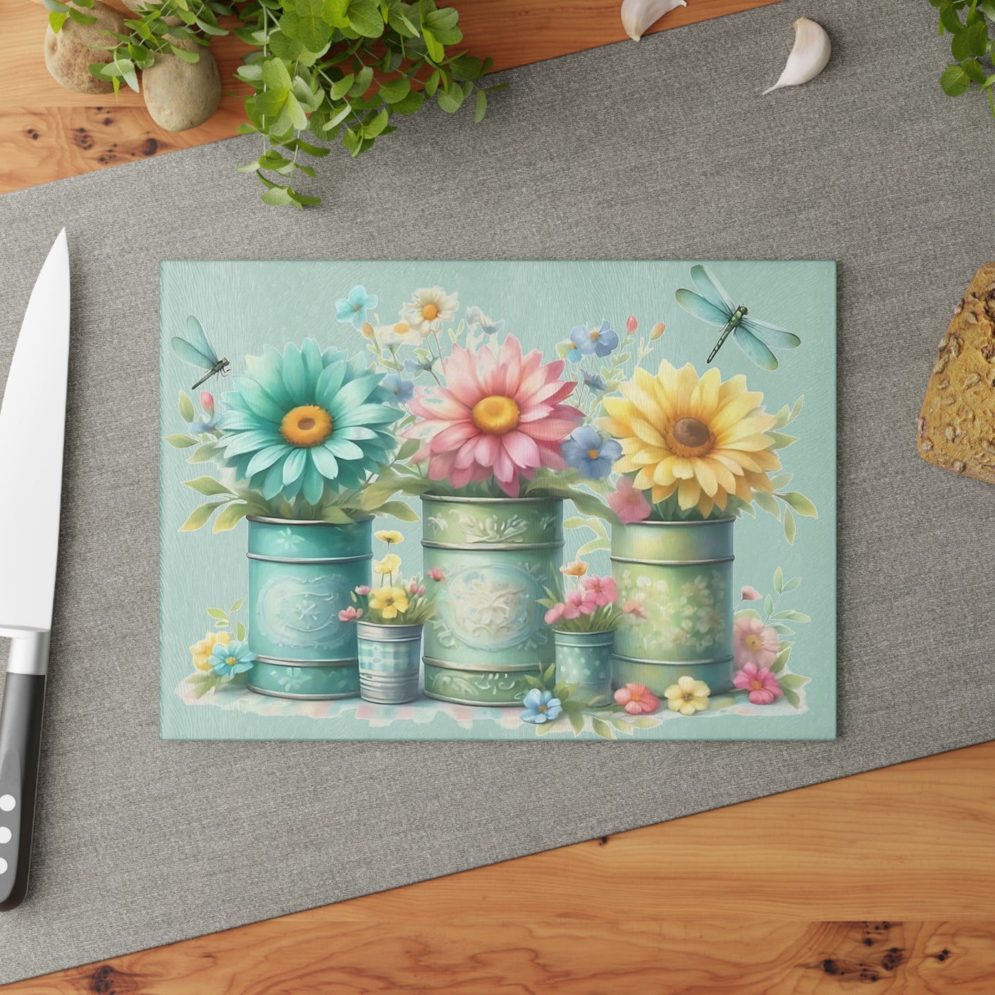 🌾 Dos libélulas con jarrones rústicos y flores silvestres – Tabla de cortar de vidrio con encanto campestre