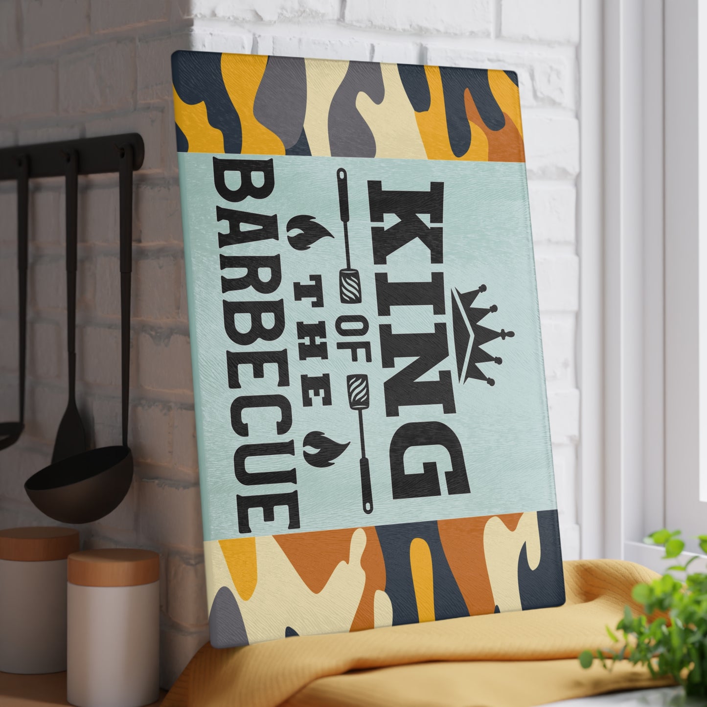 Tabla de cortar de vidrio KING OF THE BARBEQUE – Camuflaje con corona y espátulas 🍖