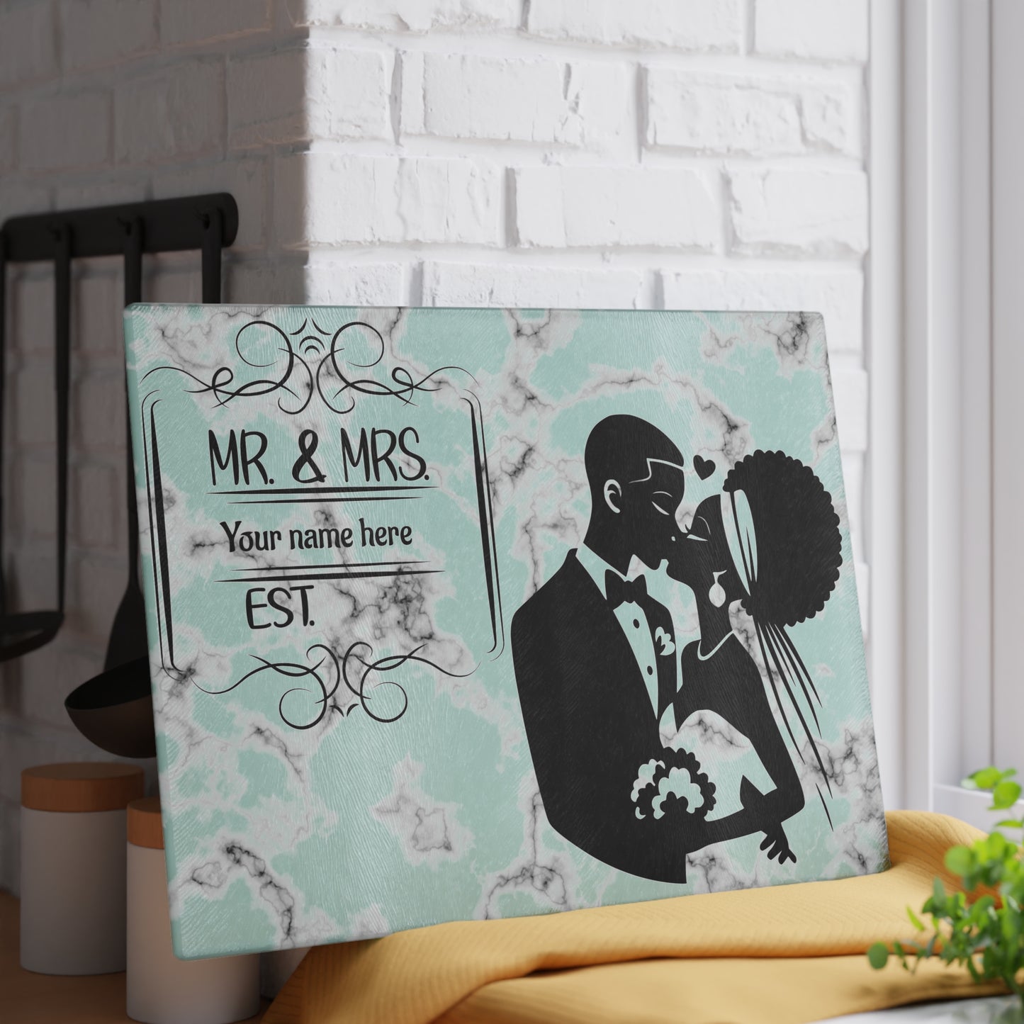 Tabla de cortar de mármol menta para pareja besándose: regalo de boda personalizado con apellido y año