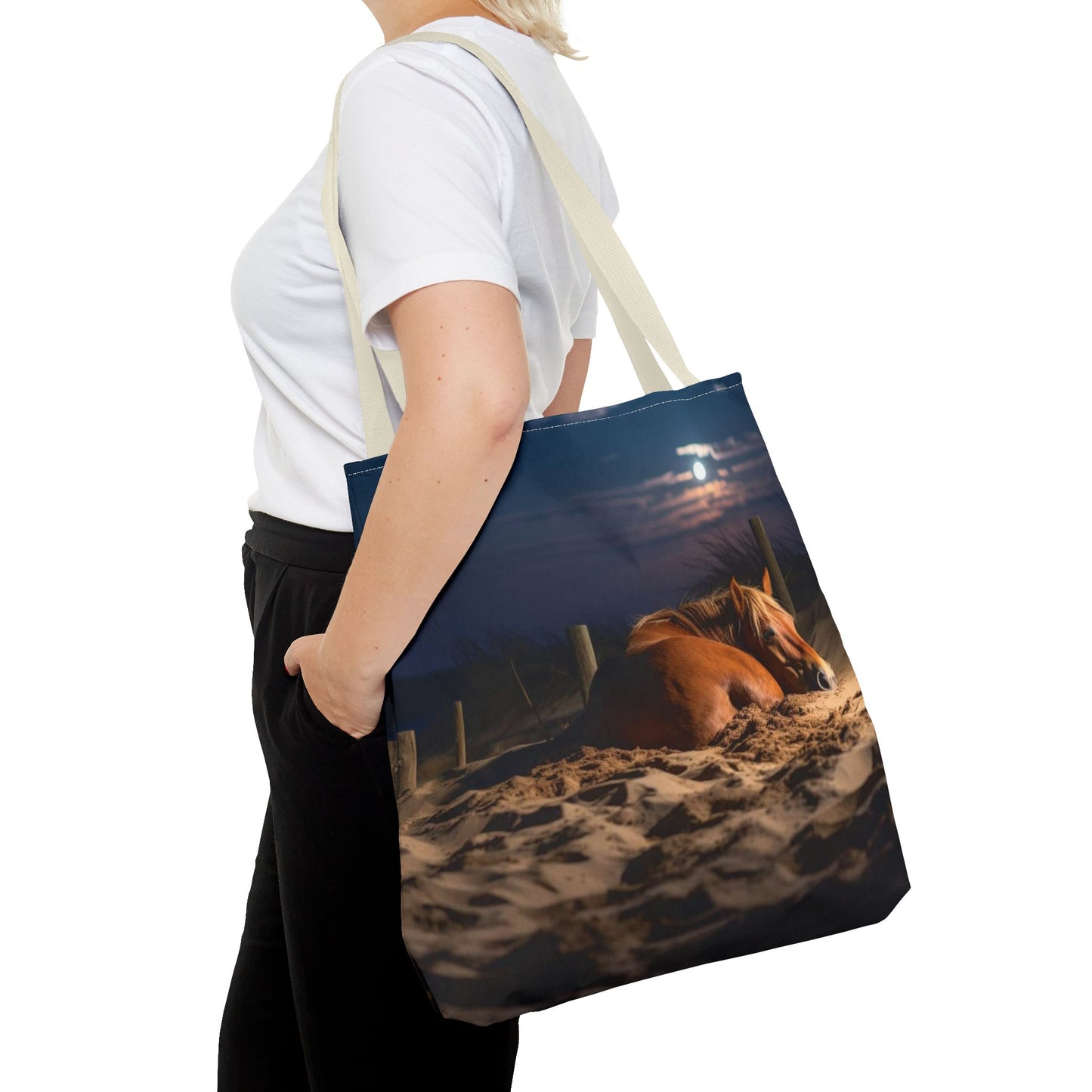 Bolsa de tela "Caballo durmiendo en la playa bajo la luz de la luna": una escapada serena a cada paso