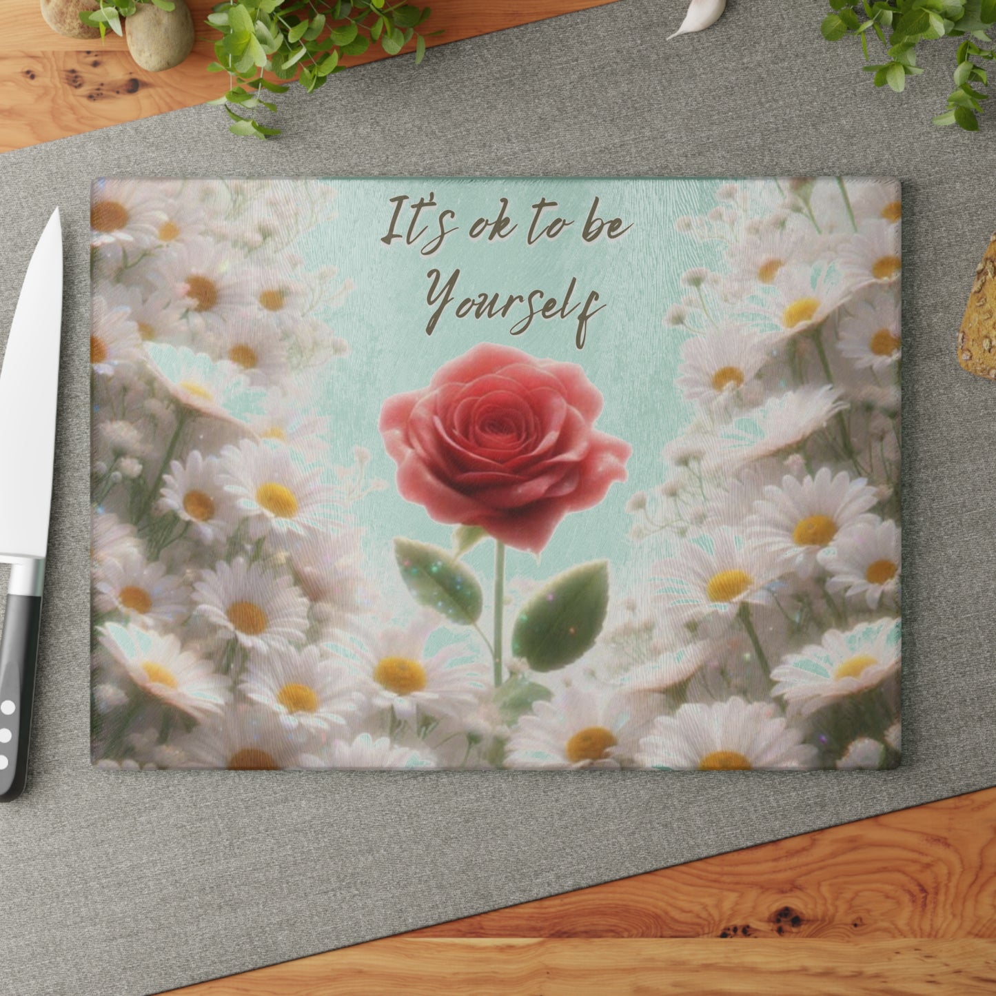 Tabla de cortar de vidrio "Está bien ser tú mismo" - Rosa única en un campo de margaritas, Regalo único, Tabla de cortar de vidrio, Tabla de charcutería, Tabla de cortar personalizada, Flores