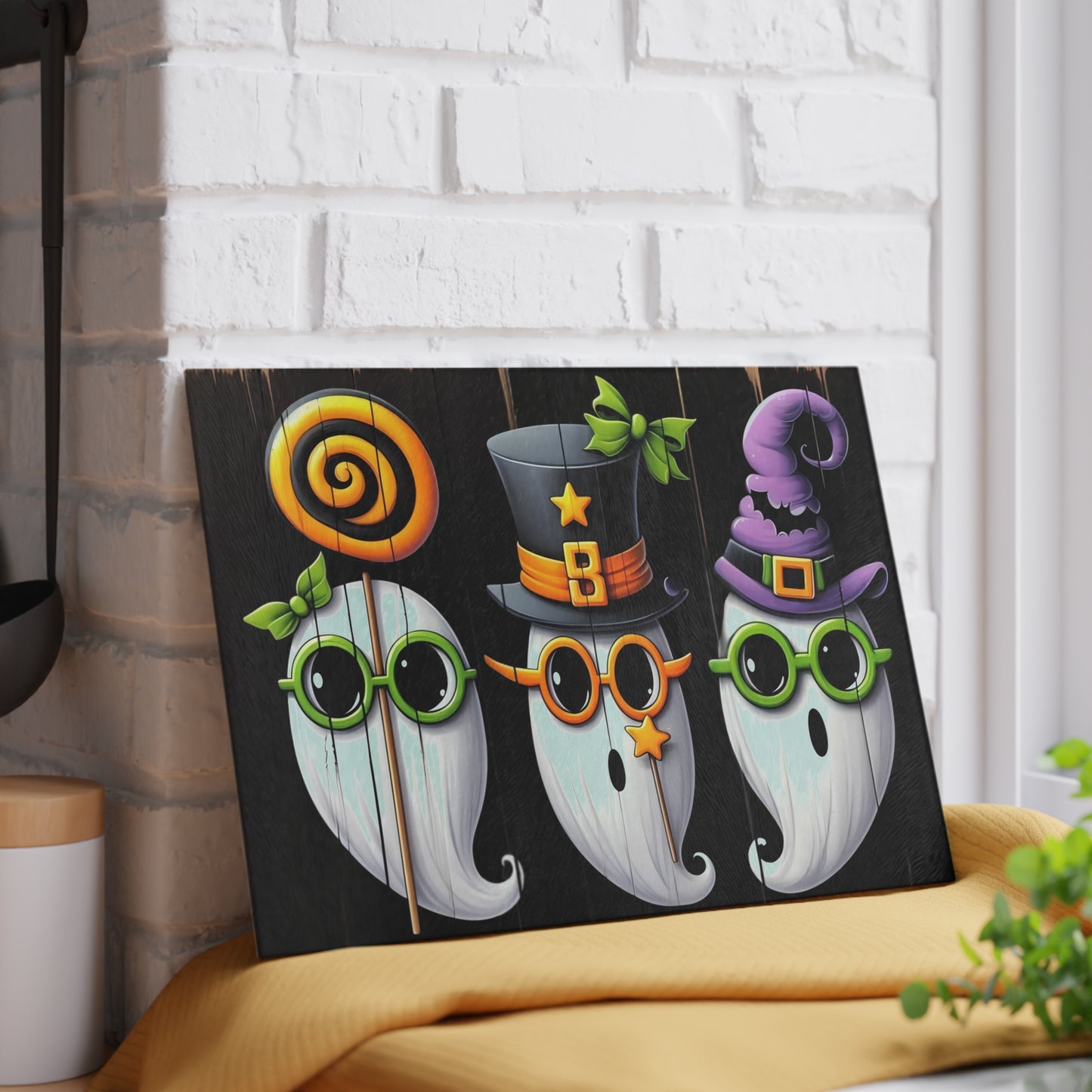 👻🎩 Trendy Ghost Trio Cutting Board – Chic Halloween Kitchen Décor with Playful Spooky Vibes 🕸️🍬