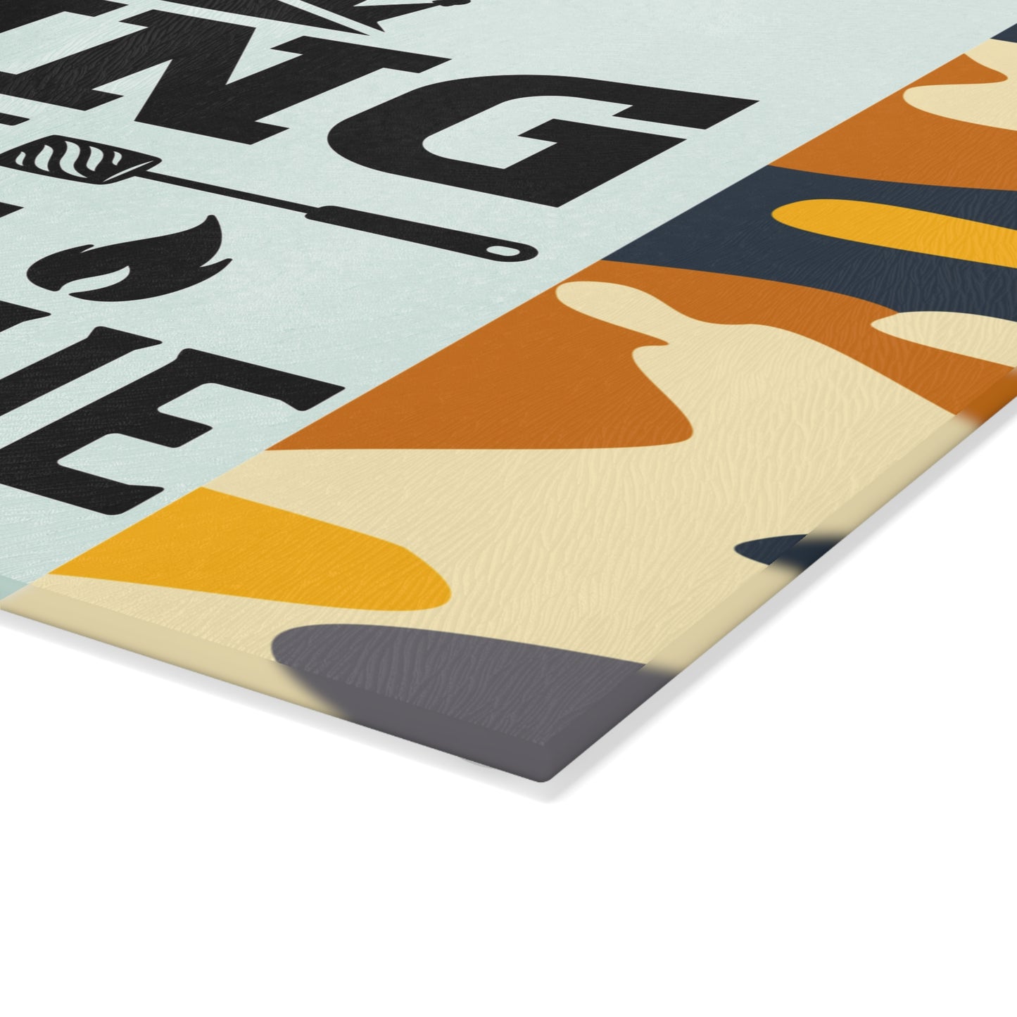 Tabla de cortar de vidrio KING OF THE BARBEQUE – Camuflaje con corona y espátulas 🍖