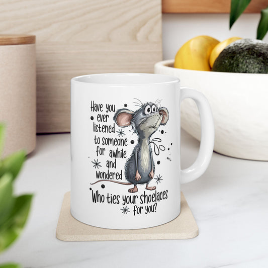 ¿Quién te ata los cordones? – Taza de café con un ratón divertido para amantes de los animales 🧵
