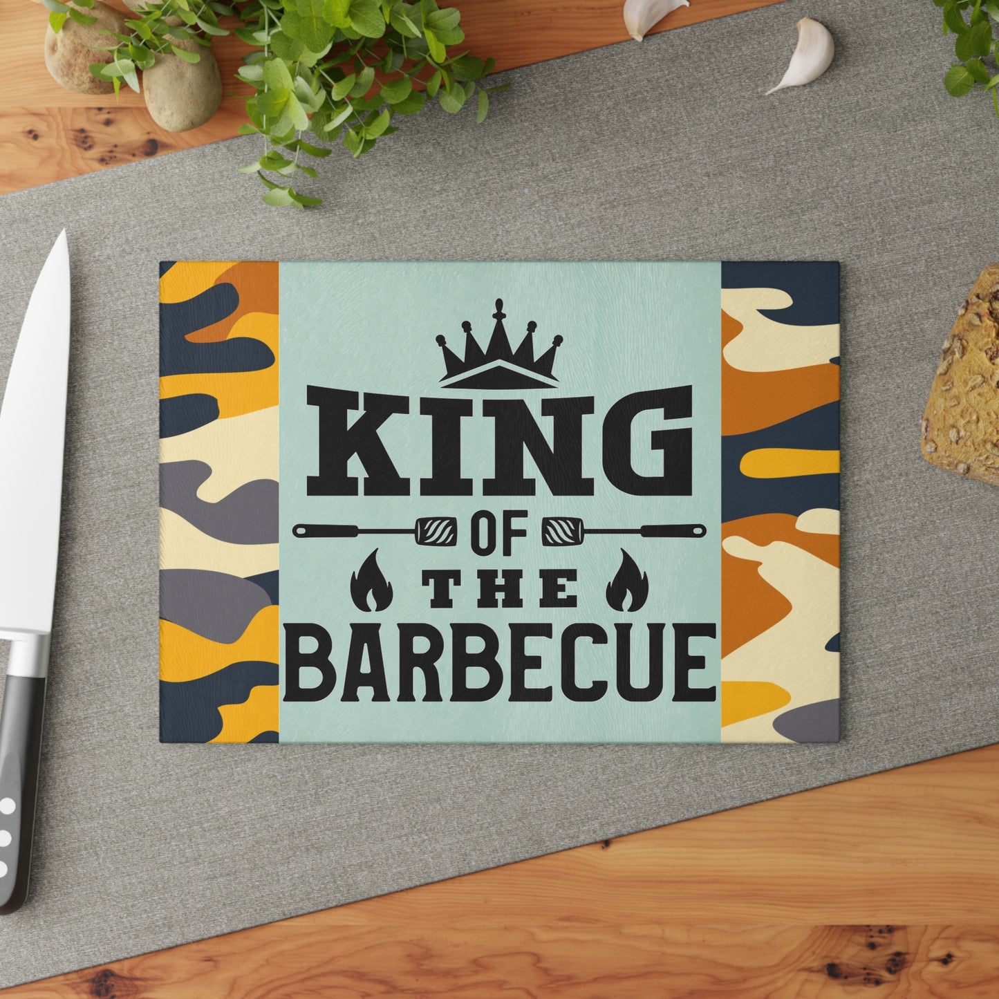 Tabla de cortar de vidrio KING OF THE BARBEQUE – Camuflaje con corona y espátulas 🍖