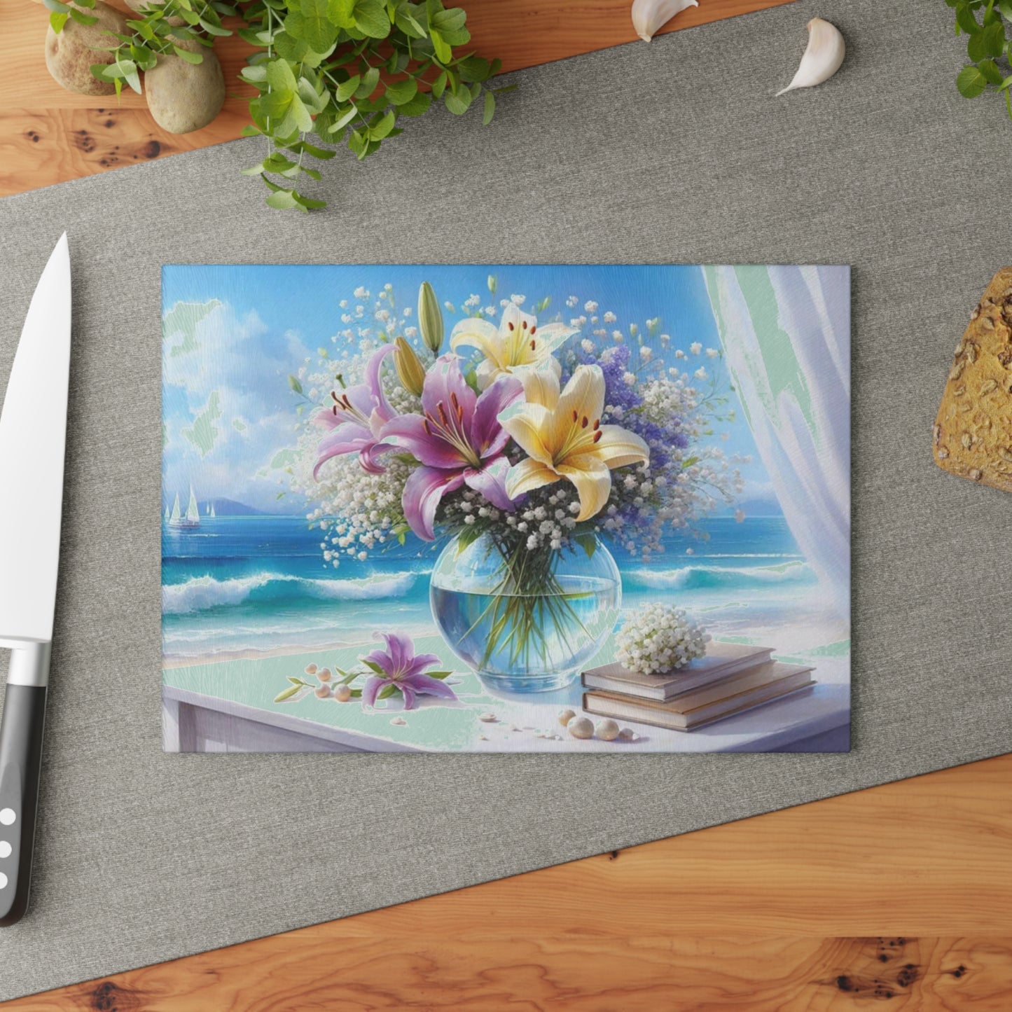 Tabla de cortar Ocean Breeze Lily: elegante decoración de cocina con escena playera floral