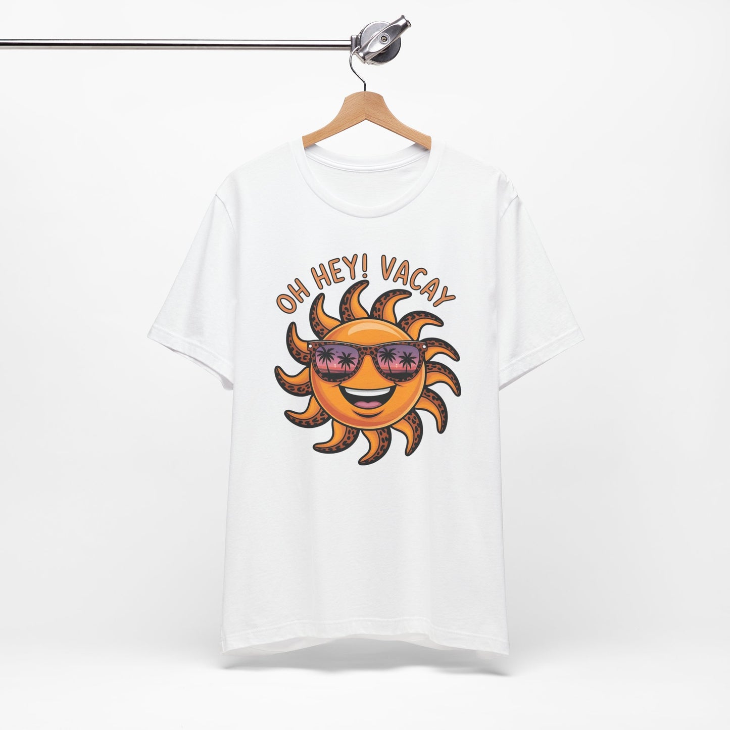 ☀️ ¡Hola! Camiseta de vacaciones – Sol sonriente con gafas de sol | Camiseta gráfica de verano para mujer