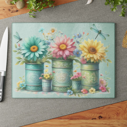 🌾 Dos libélulas con jarrones rústicos y flores silvestres – Tabla de cortar de vidrio con encanto campestre