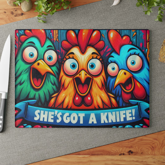 Tabla de cortar de vidrio "¡Tiene un cuchillo!" – Humor de cocina de dibujos animados de pollos 😂🍳