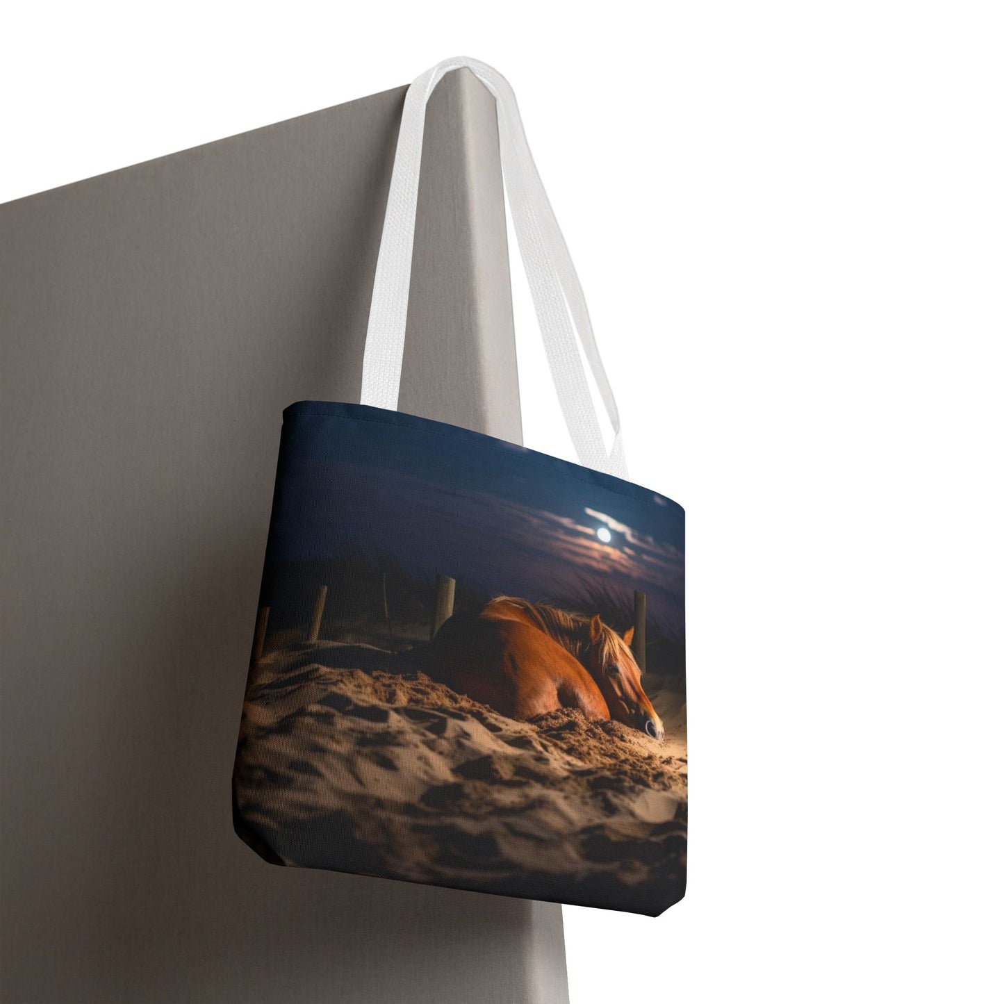 Bolsa de tela "Caballo durmiendo en la playa bajo la luz de la luna": una escapada serena a cada paso