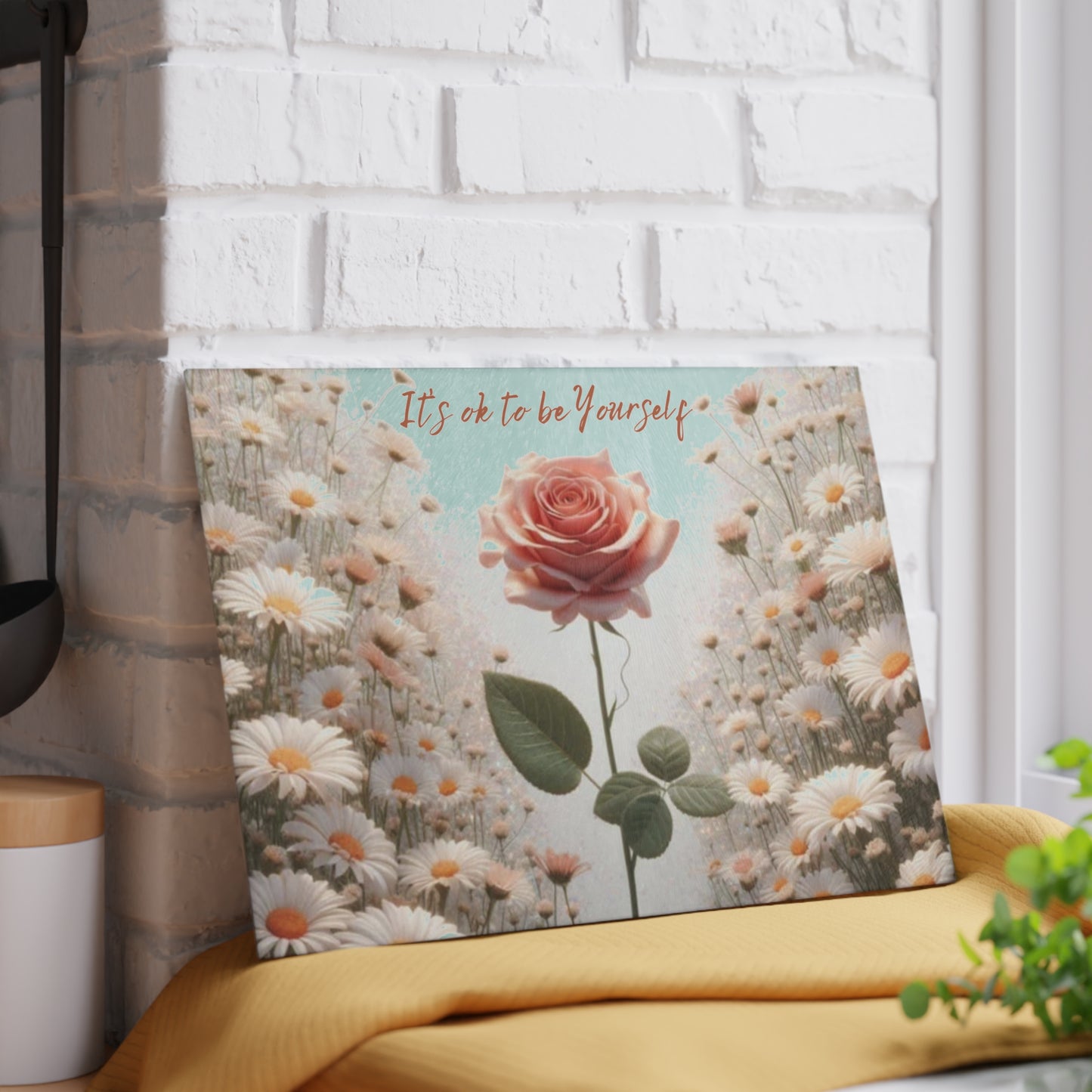 Tabla de cortar de vidrio "Está bien ser tú mismo" - Rosa rosa única en un campo de margaritas, regalo único, tabla de cortar de vidrio, tabla de charcutería, tabla de cortar personalizada, flores