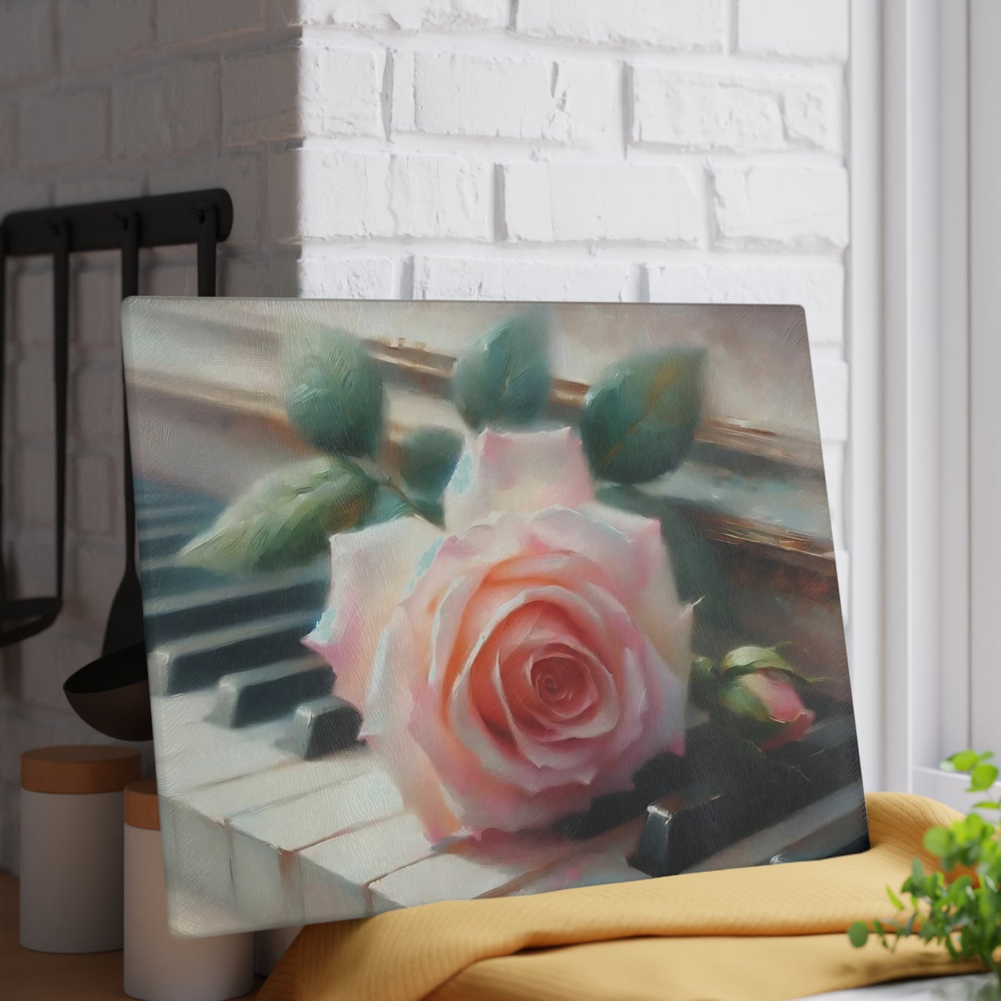Tabla de cortar de vidrio templado con una rosa rosa sobre teclas de piano, elegante decoración de cocina con música y flores, regalo para músicos, tabla de charcutería