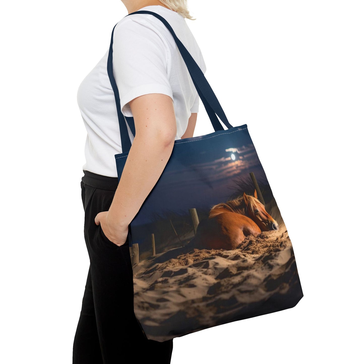 Bolsa de tela "Caballo durmiendo en la playa bajo la luz de la luna": una escapada serena a cada paso