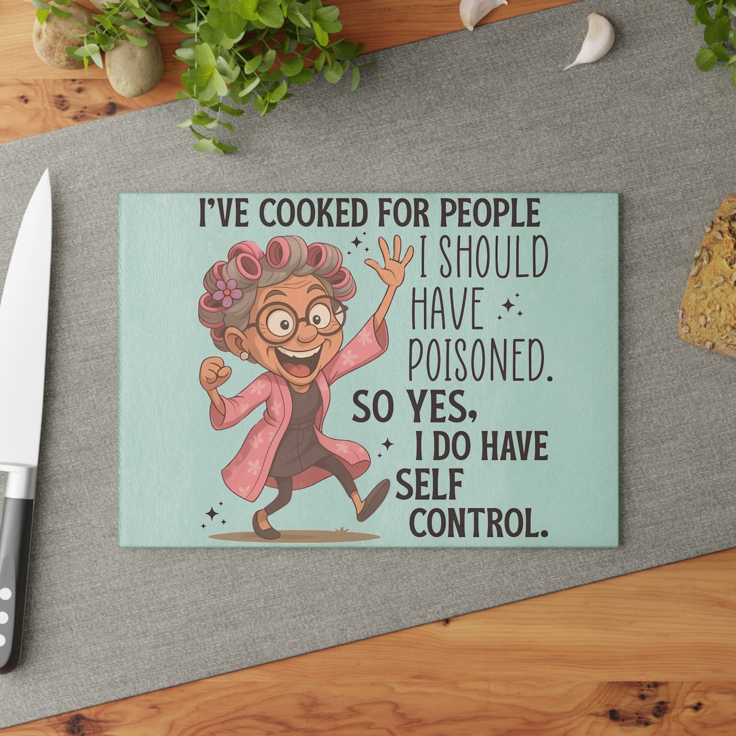 😂 Tabla de cortar de vidrio “He cocinado para personas que debería haber envenenado”: ​​¡humor caprichoso de abuela en la cocina!