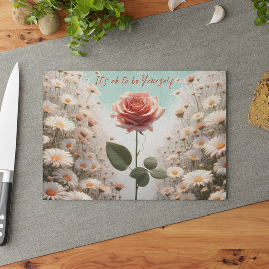 Tabla de cortar de vidrio "Está bien ser tú mismo" - Rosa rosa única en un campo de margaritas, regalo único, tabla de cortar de vidrio, tabla de charcutería, tabla de cortar personalizada, flores