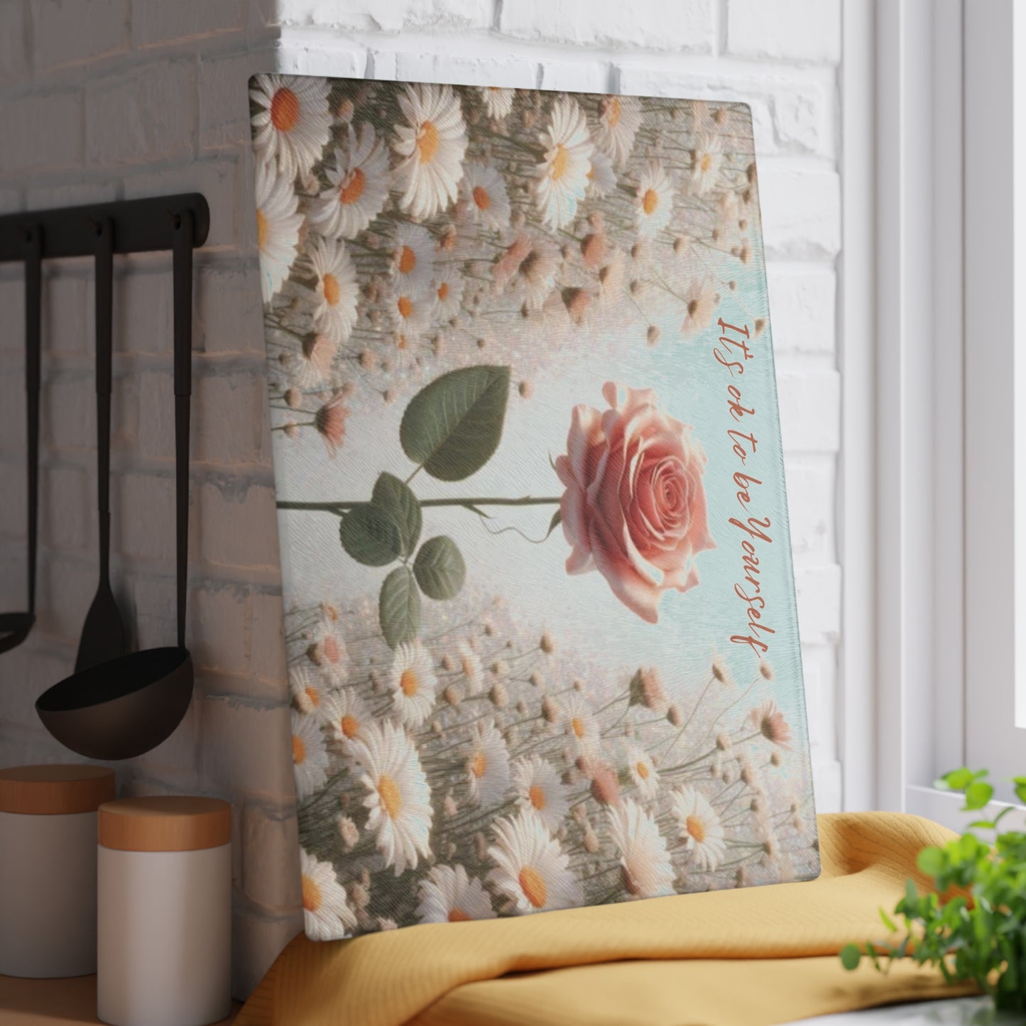 Tabla de cortar de vidrio "Está bien ser tú mismo" - Rosa rosa única en un campo de margaritas, regalo único, tabla de cortar de vidrio, tabla de charcutería, tabla de cortar personalizada, flores