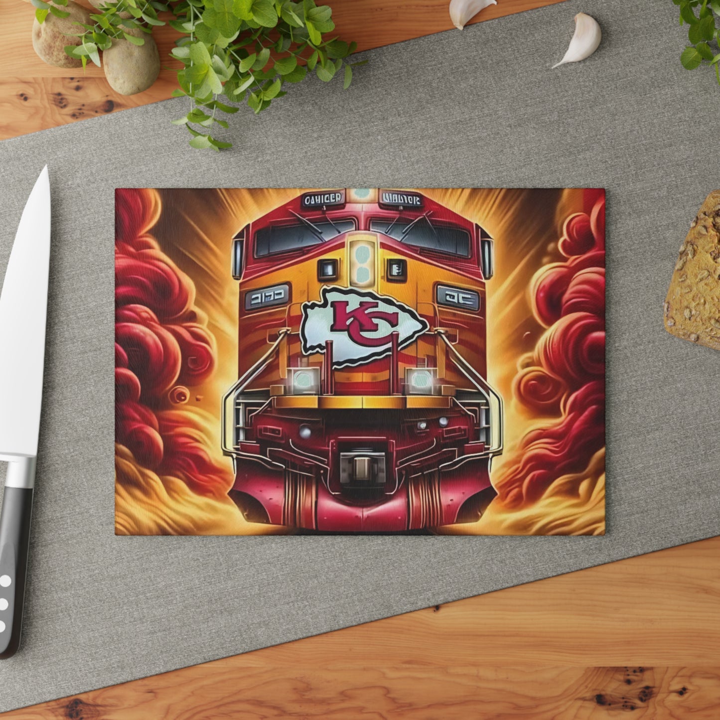Tabla de cortar de vidrio Express roja y dorada: exhibición de cocina con un llamativo diseño de tren