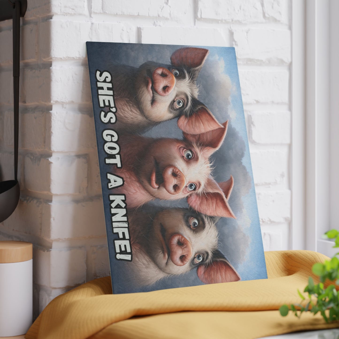 She’s Got a Knife Glass Cutting Board – Funny Pig Kitchen Art with Wide-Eyed Farmhouse Humor