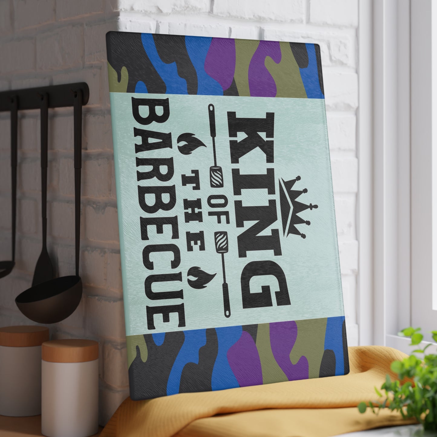 Tabla de cortar de vidrio KING OF THE BARBEQUE – Camuflaje con corona y espátulas 🍖