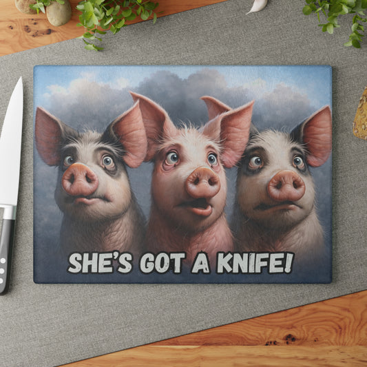 She’s Got a Knife Glass Cutting Board – Funny Pig Kitchen Art with Wide-Eyed Farmhouse Humor